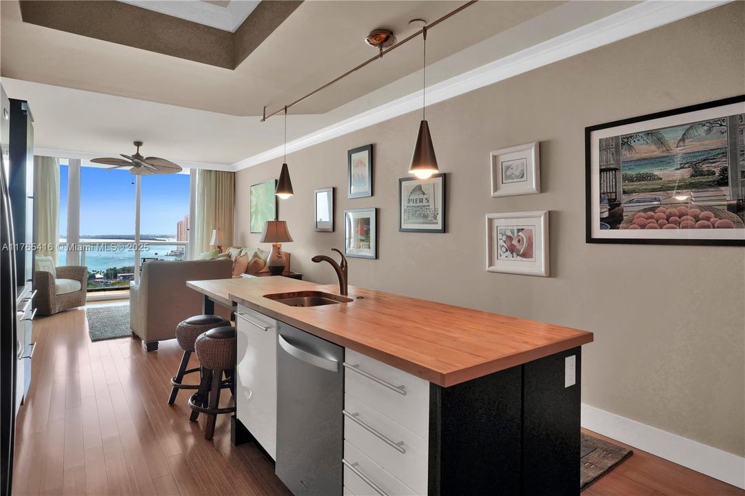 Recently Sold: $799,000 (2 beds, 2 baths, 1208 Square Feet)