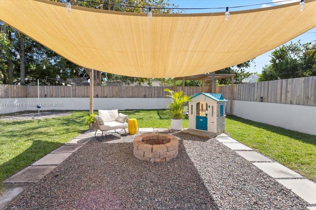 Recently Sold: $715,000 (2 beds, 1 baths, 948 Square Feet)