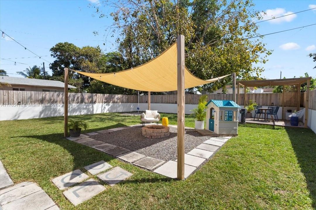 Recently Sold: $715,000 (2 beds, 1 baths, 948 Square Feet)