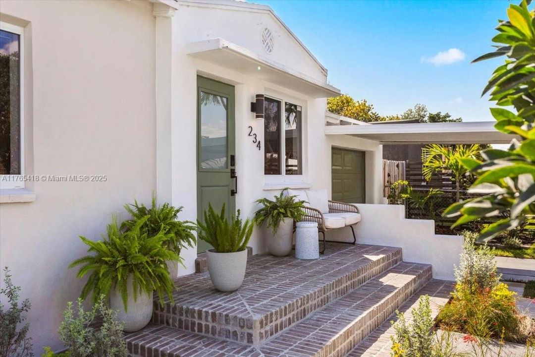 Recently Sold: $715,000 (2 beds, 1 baths, 948 Square Feet)