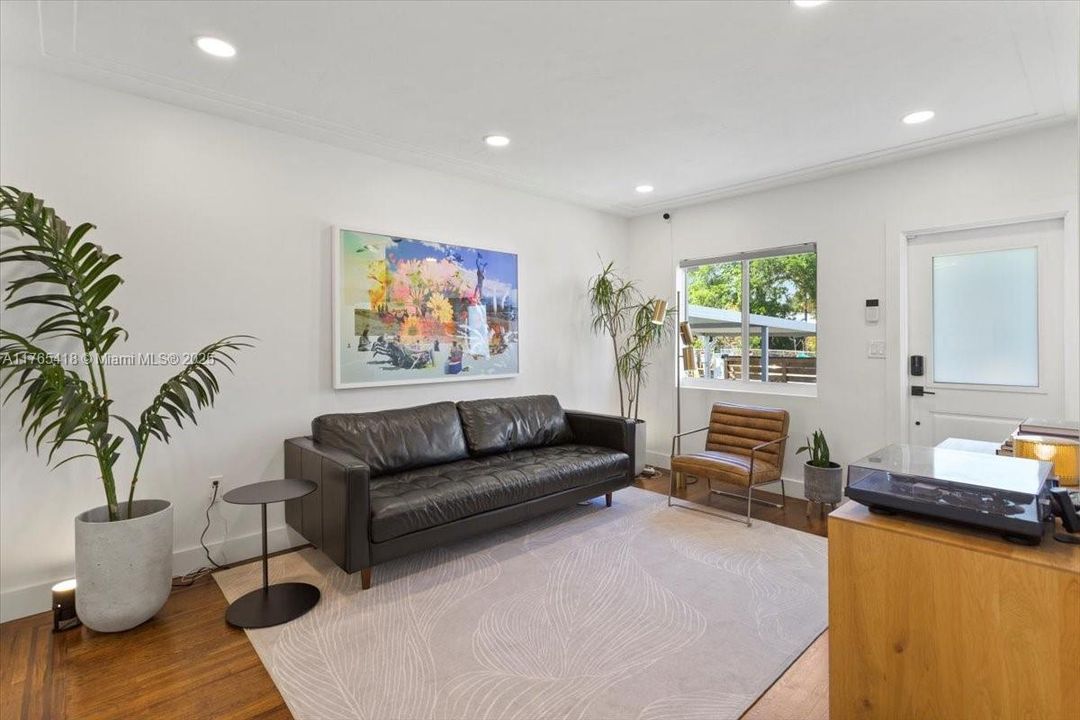 Recently Sold: $715,000 (2 beds, 1 baths, 948 Square Feet)