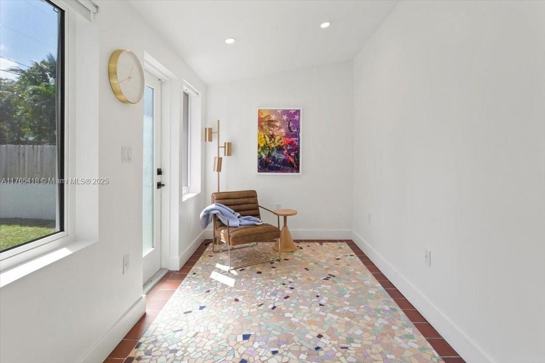 Recently Sold: $715,000 (2 beds, 1 baths, 948 Square Feet)