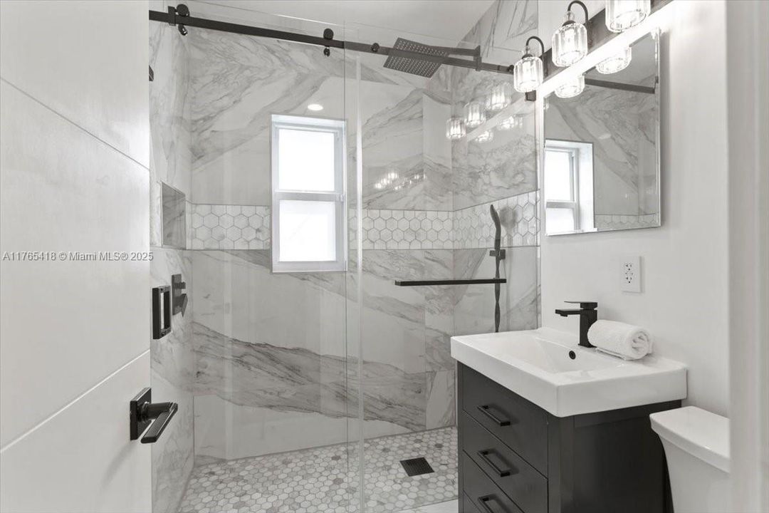 Recently Sold: $715,000 (2 beds, 1 baths, 948 Square Feet)