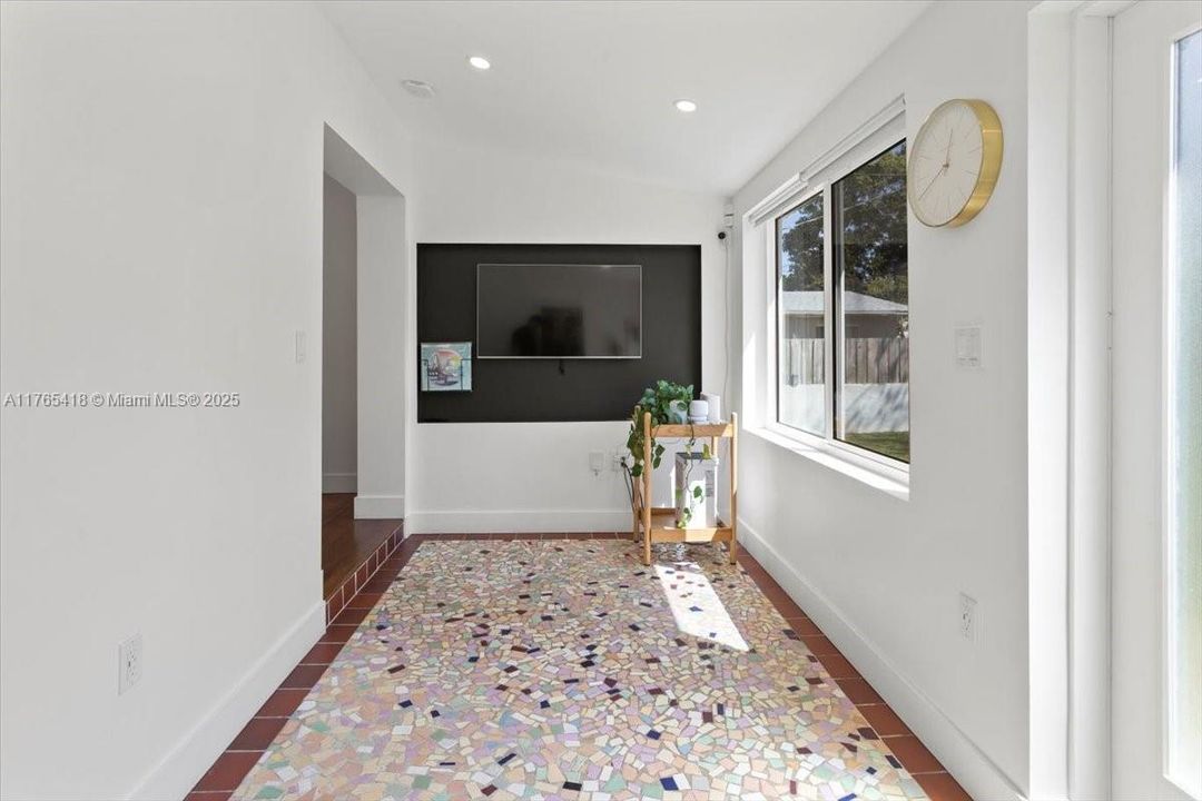 Recently Sold: $715,000 (2 beds, 1 baths, 948 Square Feet)