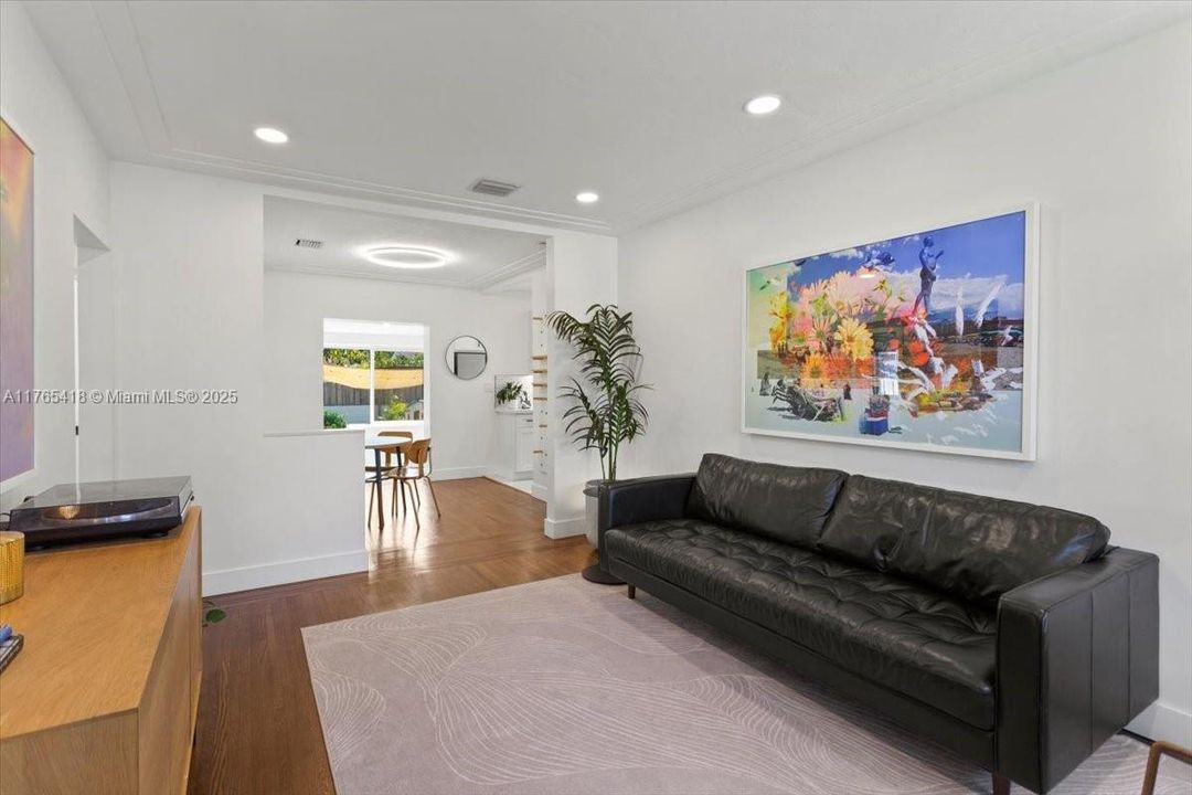 Recently Sold: $715,000 (2 beds, 1 baths, 948 Square Feet)