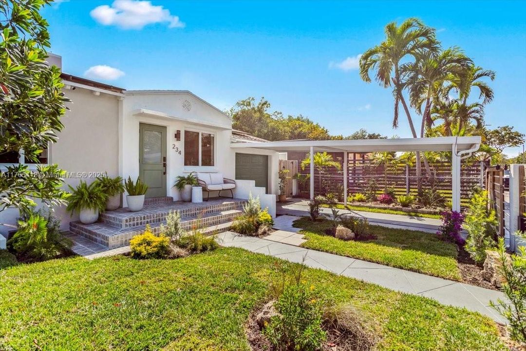 Recently Sold: $715,000 (2 beds, 1 baths, 948 Square Feet)