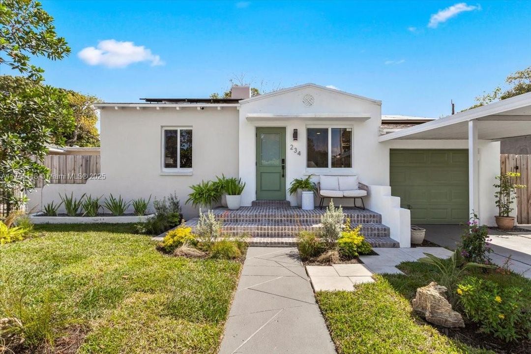 Recently Sold: $715,000 (2 beds, 1 baths, 948 Square Feet)