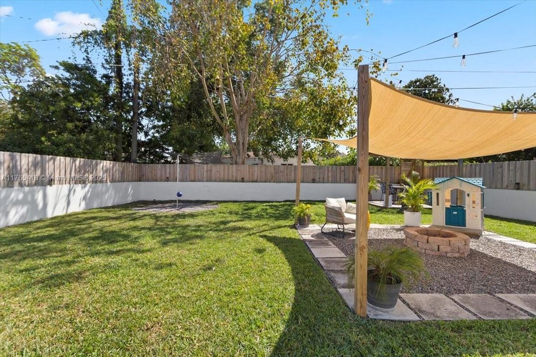 Recently Sold: $715,000 (2 beds, 1 baths, 948 Square Feet)