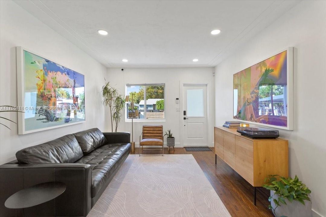 Recently Sold: $715,000 (2 beds, 1 baths, 948 Square Feet)