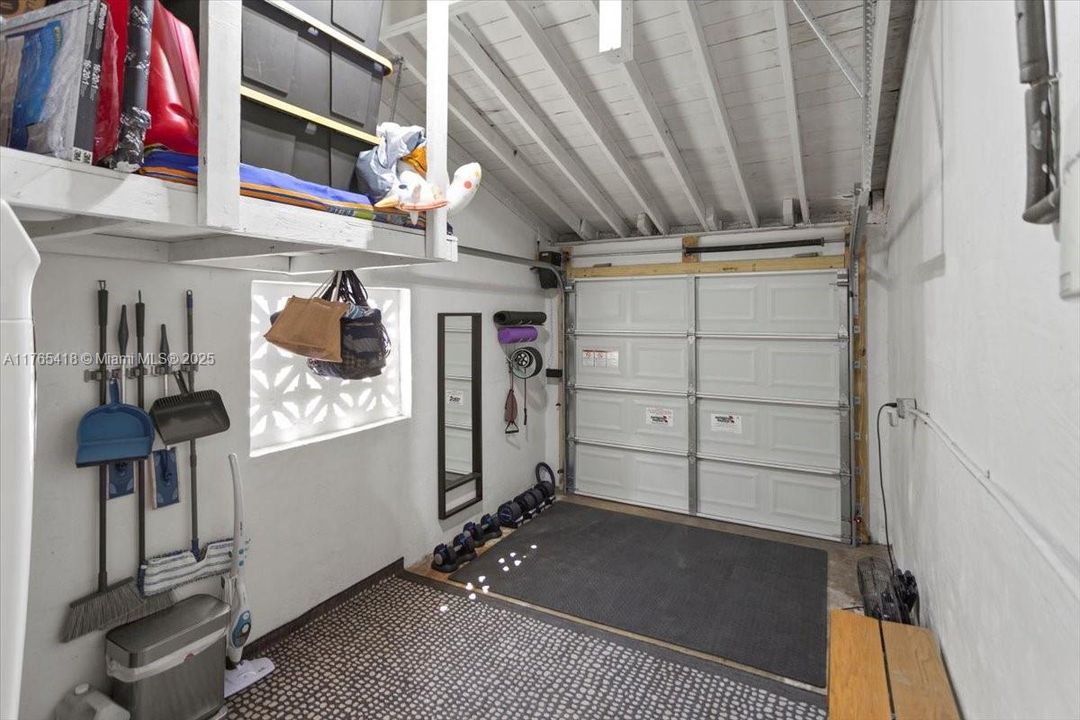 Recently Sold: $715,000 (2 beds, 1 baths, 948 Square Feet)