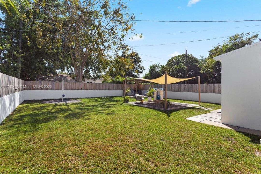 Recently Sold: $715,000 (2 beds, 1 baths, 948 Square Feet)