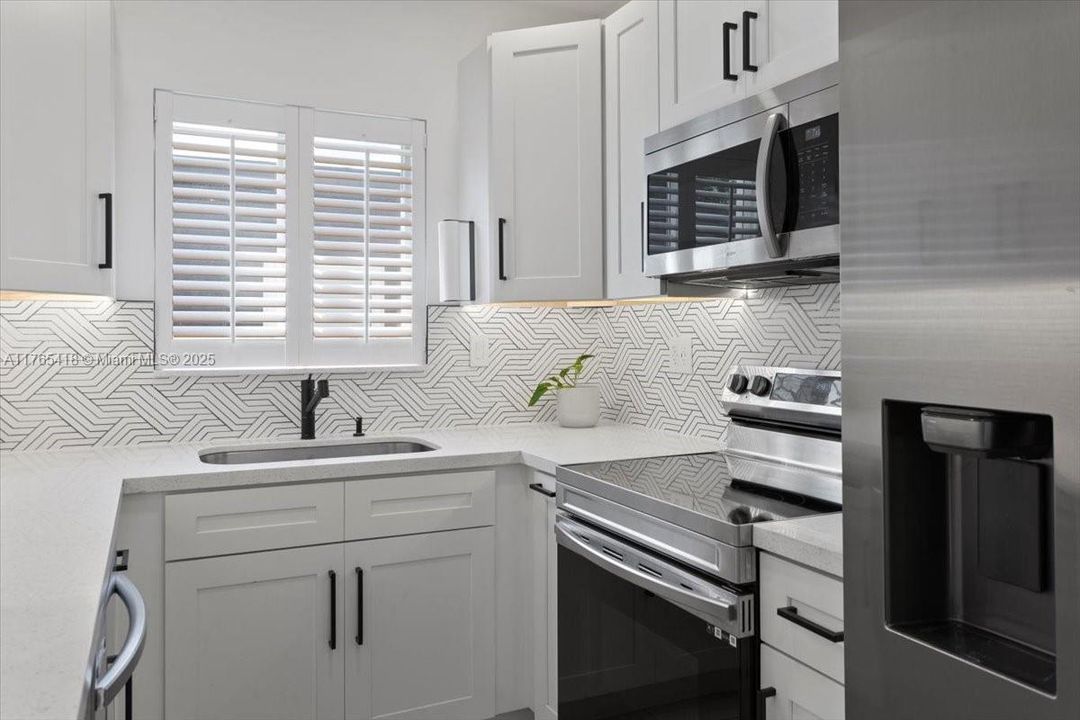 Recently Sold: $715,000 (2 beds, 1 baths, 948 Square Feet)