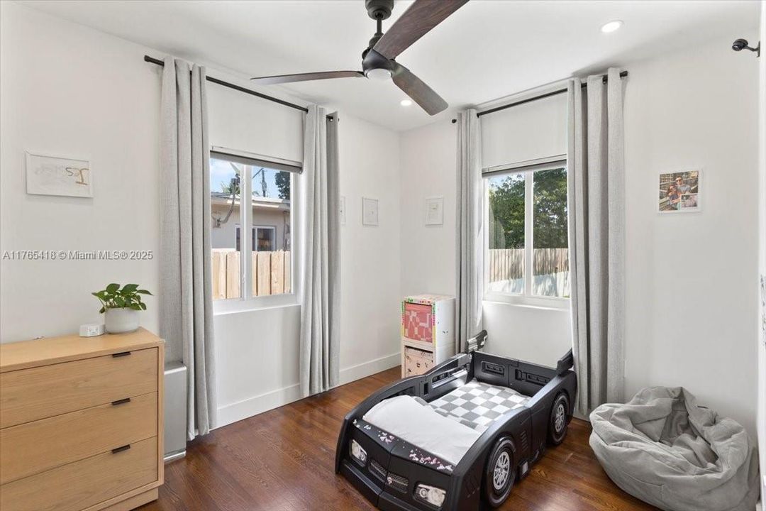 Recently Sold: $715,000 (2 beds, 1 baths, 948 Square Feet)