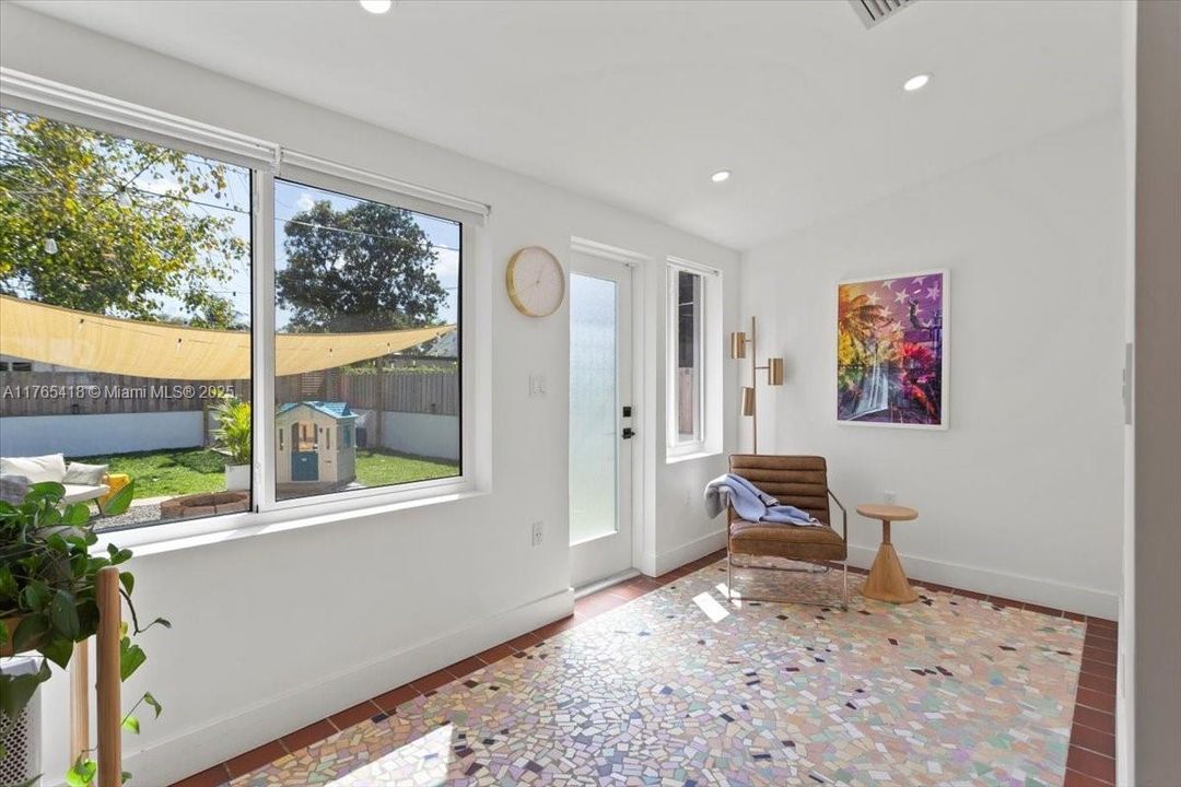 Recently Sold: $715,000 (2 beds, 1 baths, 948 Square Feet)