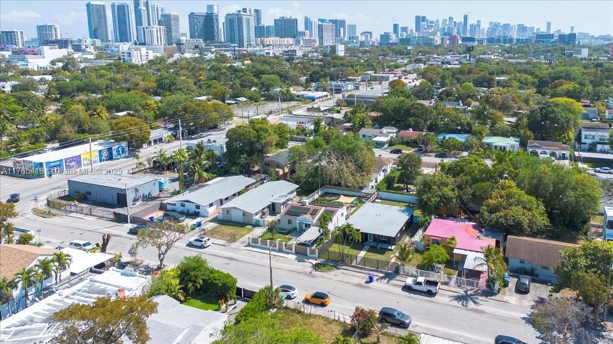 Recently Sold: $715,000 (2 beds, 1 baths, 948 Square Feet)