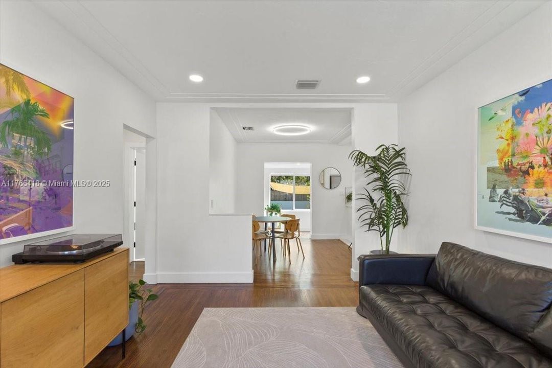 Recently Sold: $715,000 (2 beds, 1 baths, 948 Square Feet)