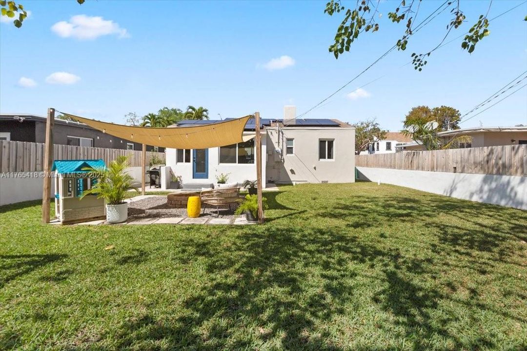 Recently Sold: $715,000 (2 beds, 1 baths, 948 Square Feet)