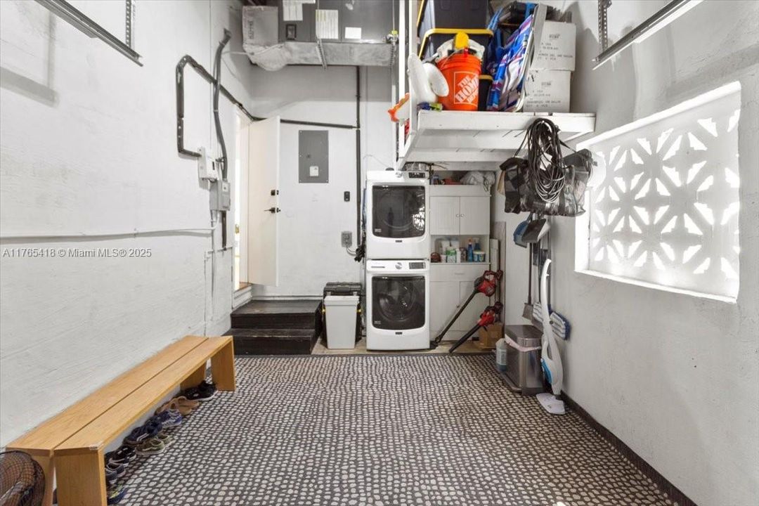 Recently Sold: $715,000 (2 beds, 1 baths, 948 Square Feet)