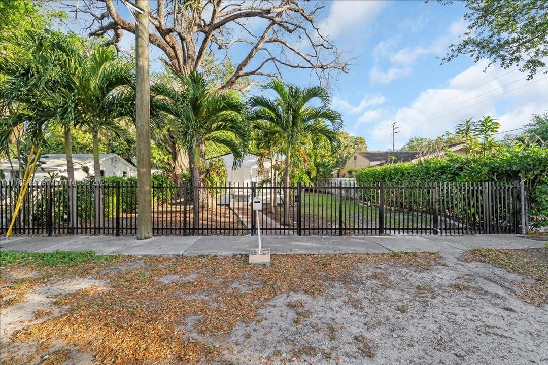 For Sale: $490,000 (2 beds, 1 baths, 750 Square Feet)