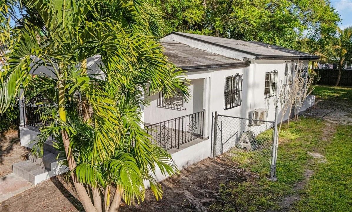 For Sale: $490,000 (2 beds, 1 baths, 750 Square Feet)