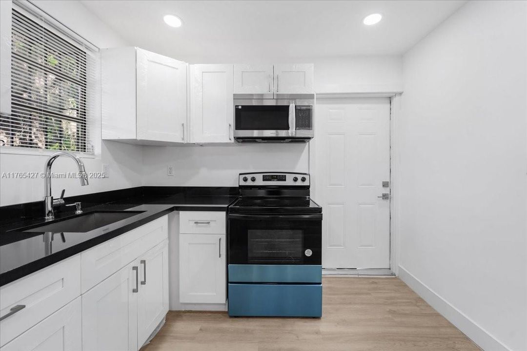 For Sale: $490,000 (2 beds, 1 baths, 750 Square Feet)