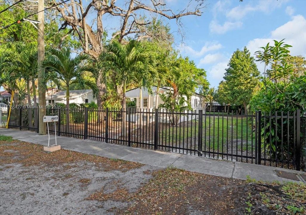 For Sale: $490,000 (2 beds, 1 baths, 750 Square Feet)