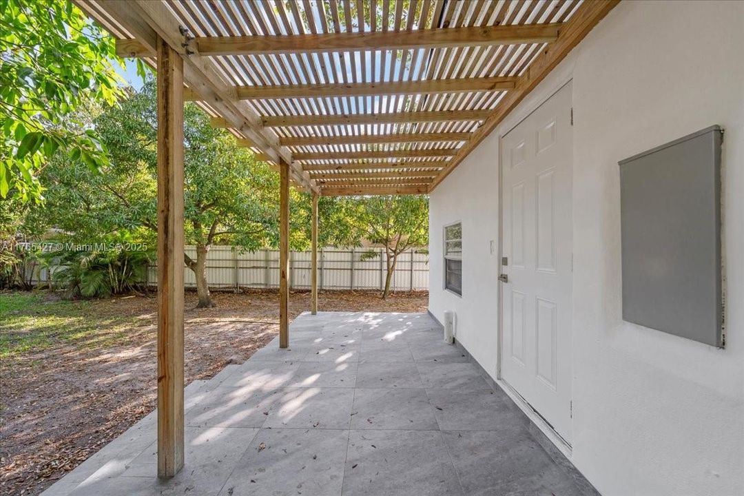 For Sale: $490,000 (2 beds, 1 baths, 750 Square Feet)