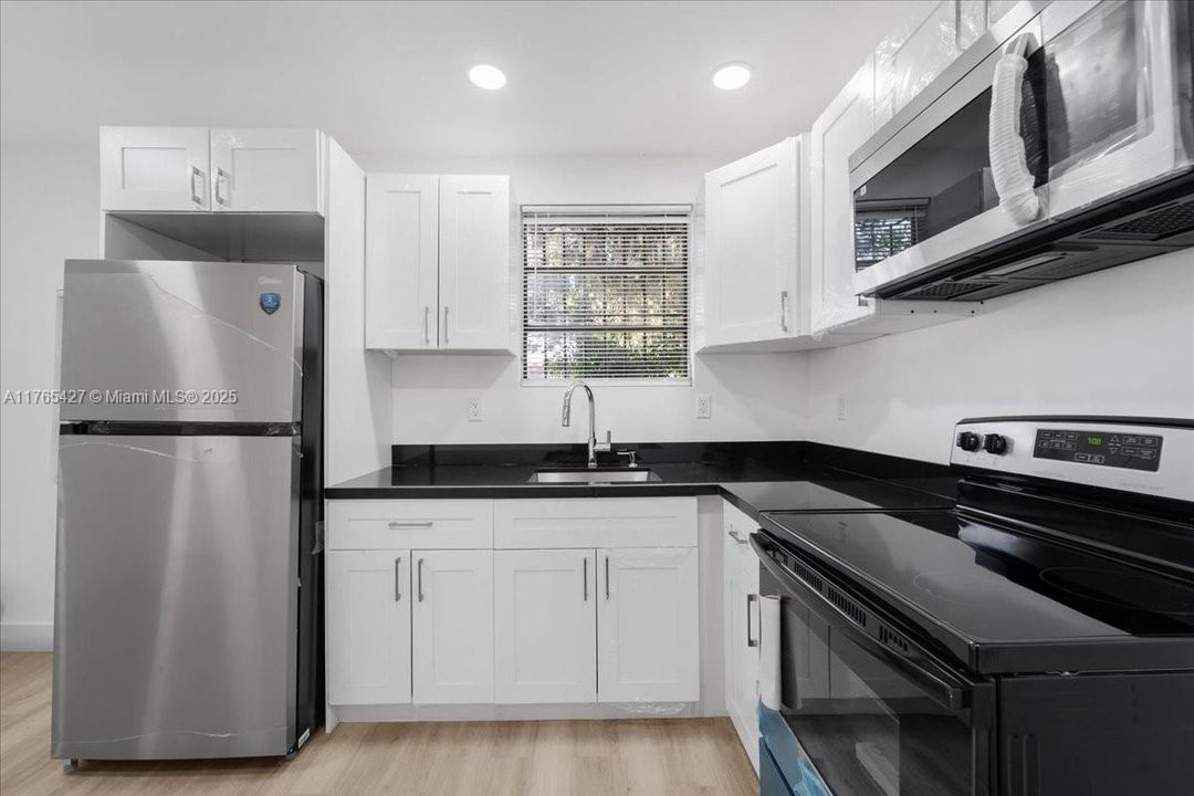 For Sale: $490,000 (2 beds, 1 baths, 750 Square Feet)