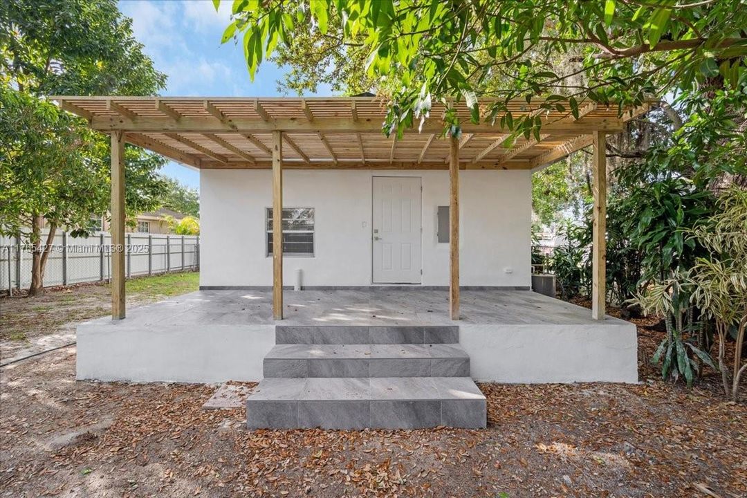 For Sale: $490,000 (2 beds, 1 baths, 750 Square Feet)