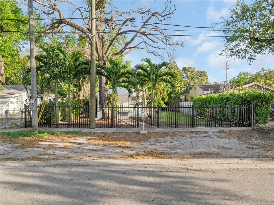 For Sale: $490,000 (2 beds, 1 baths, 750 Square Feet)