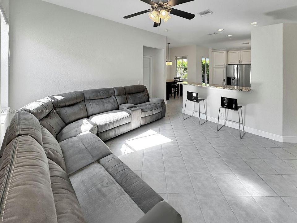 Недавно продано: $665,000 (3 спален, 2 ванн, 1662 Квадратных фут)