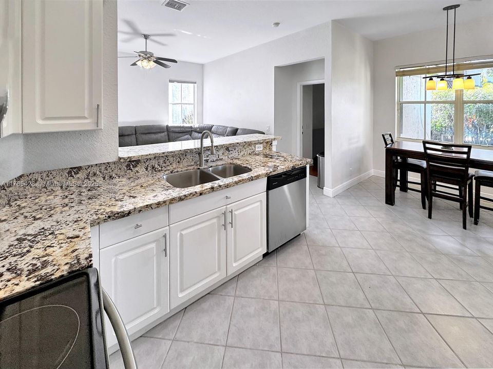 Недавно продано: $665,000 (3 спален, 2 ванн, 1662 Квадратных фут)