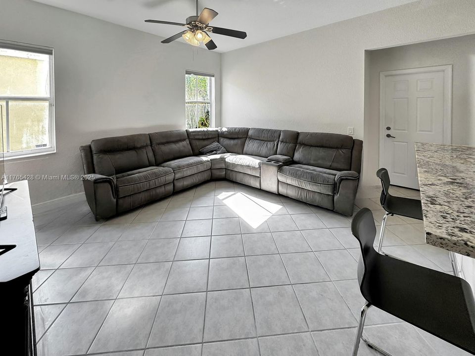 Недавно продано: $665,000 (3 спален, 2 ванн, 1662 Квадратных фут)