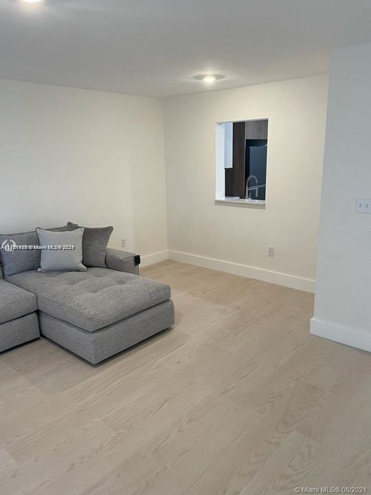 For Sale: $234,000 (1 beds, 1 baths, 634 Square Feet)