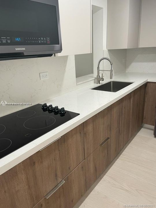 For Sale: $234,000 (1 beds, 1 baths, 634 Square Feet)