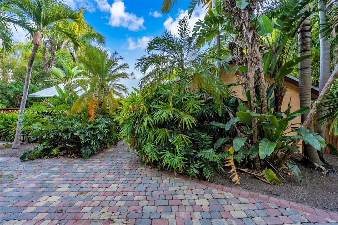 最近售出: $1,051,000 (3 贝兹, 2 浴室, 1582 平方英尺)