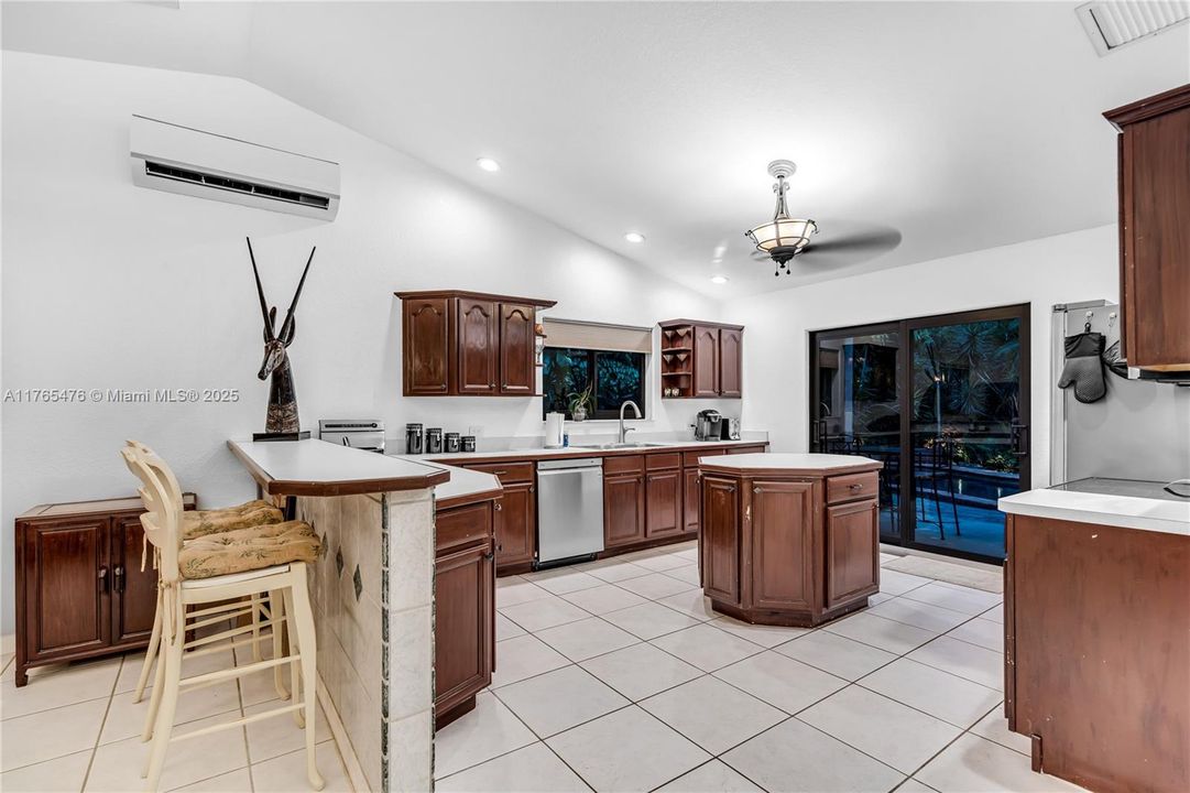 最近售出: $1,051,000 (3 贝兹, 2 浴室, 1582 平方英尺)