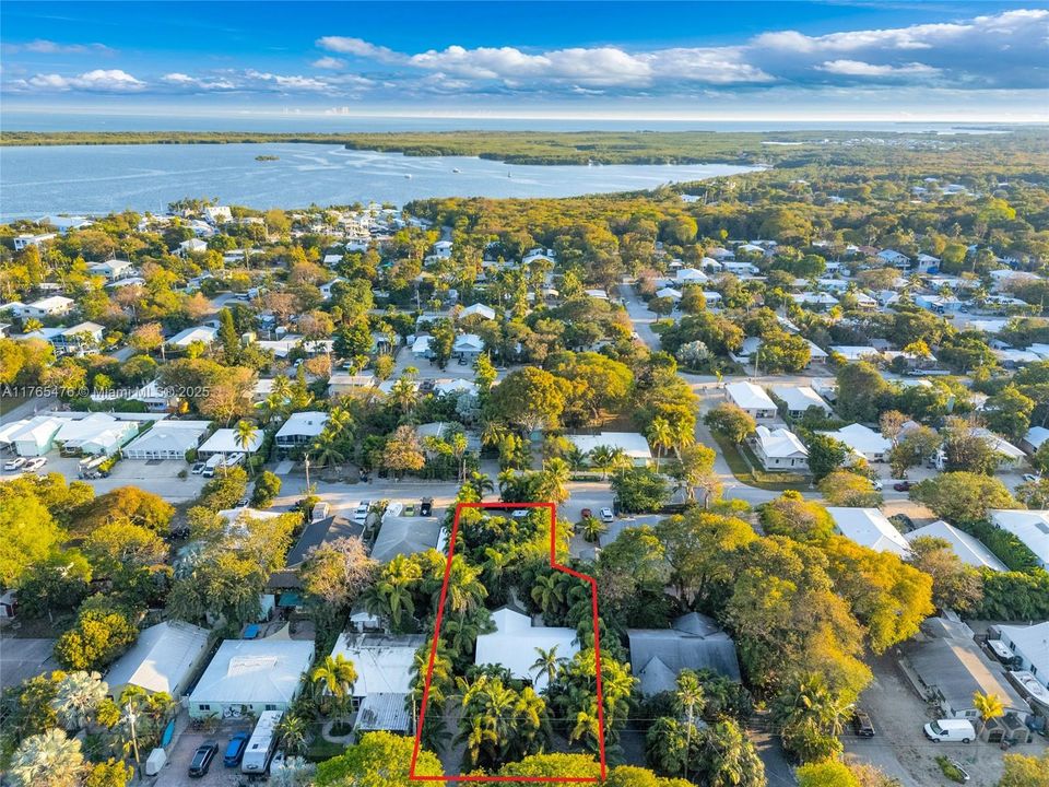 最近售出: $1,051,000 (3 贝兹, 2 浴室, 1582 平方英尺)