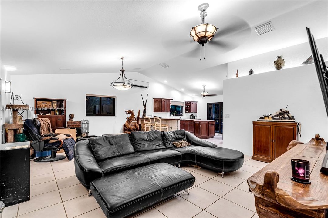 最近售出: $1,051,000 (3 贝兹, 2 浴室, 1582 平方英尺)