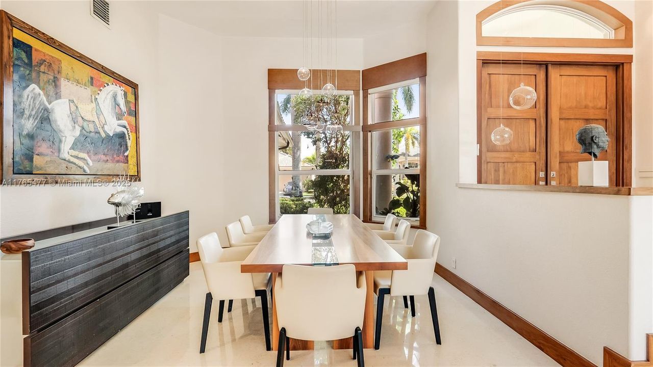 Vendido Recientemente: $2,449,000 (6 camas, 4 baños, 4207 Pies cuadrados)