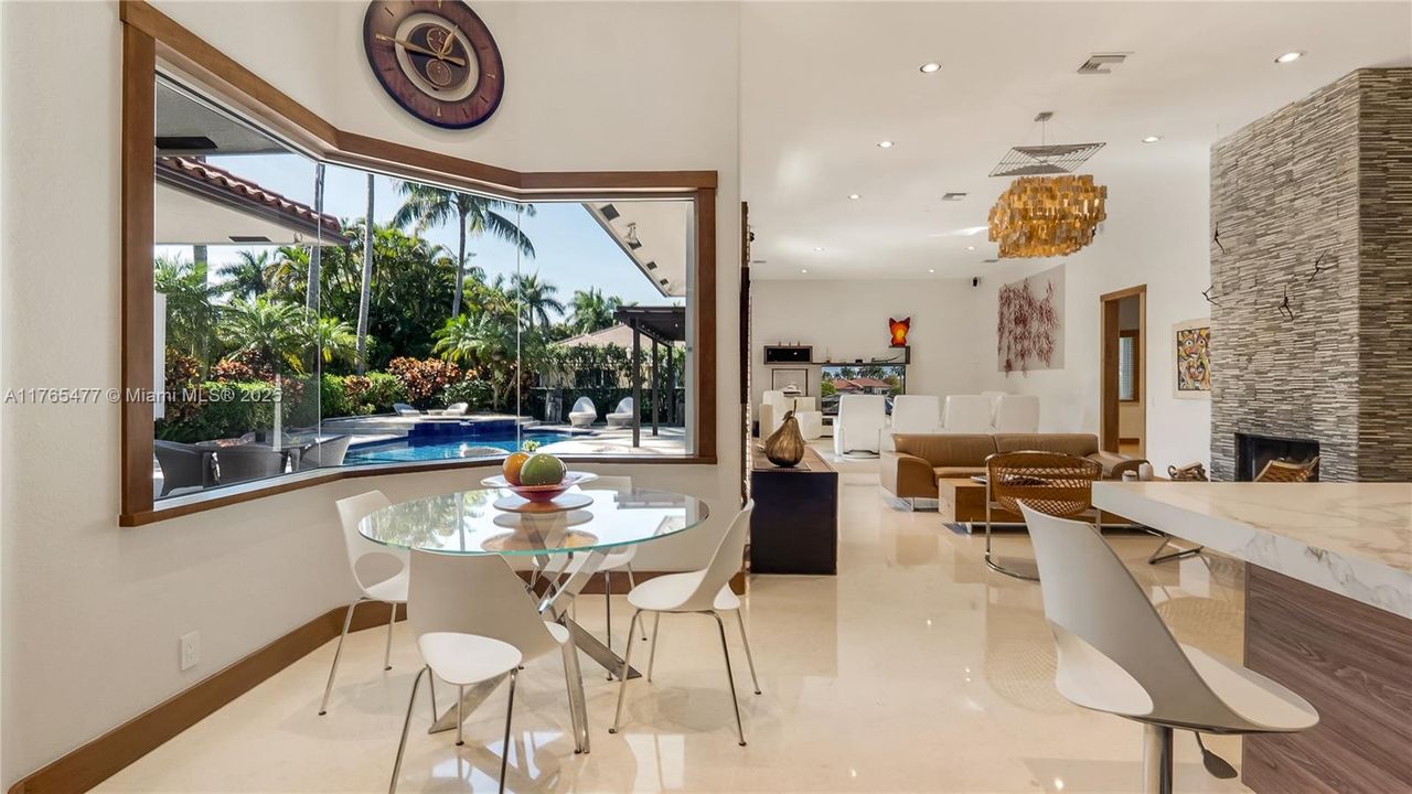 Vendido Recientemente: $2,449,000 (6 camas, 4 baños, 4207 Pies cuadrados)