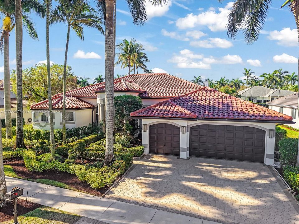 Vendido Recientemente: $2,449,000 (6 camas, 4 baños, 4207 Pies cuadrados)