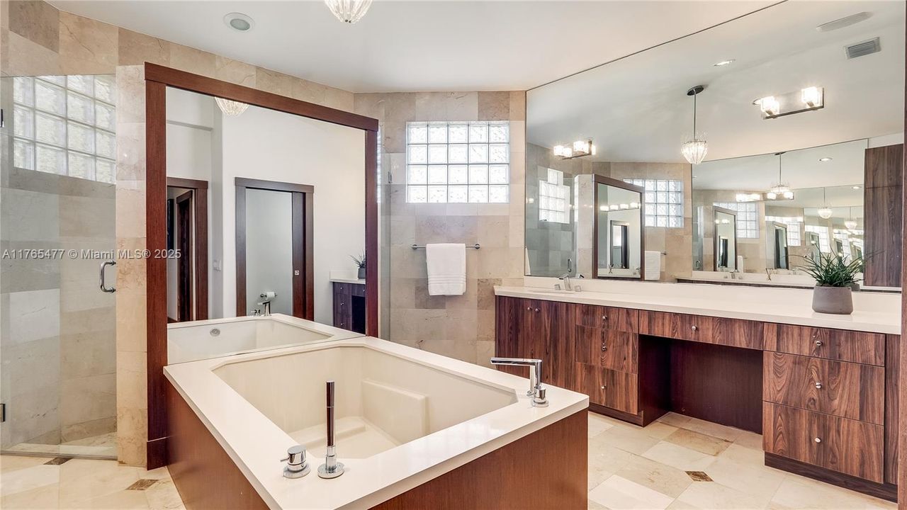 Vendido Recientemente: $2,449,000 (6 camas, 4 baños, 4207 Pies cuadrados)