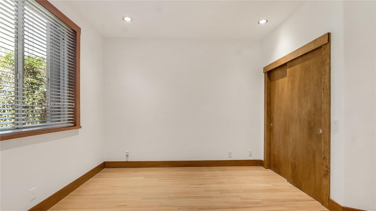 Vendido Recientemente: $2,449,000 (6 camas, 4 baños, 4207 Pies cuadrados)