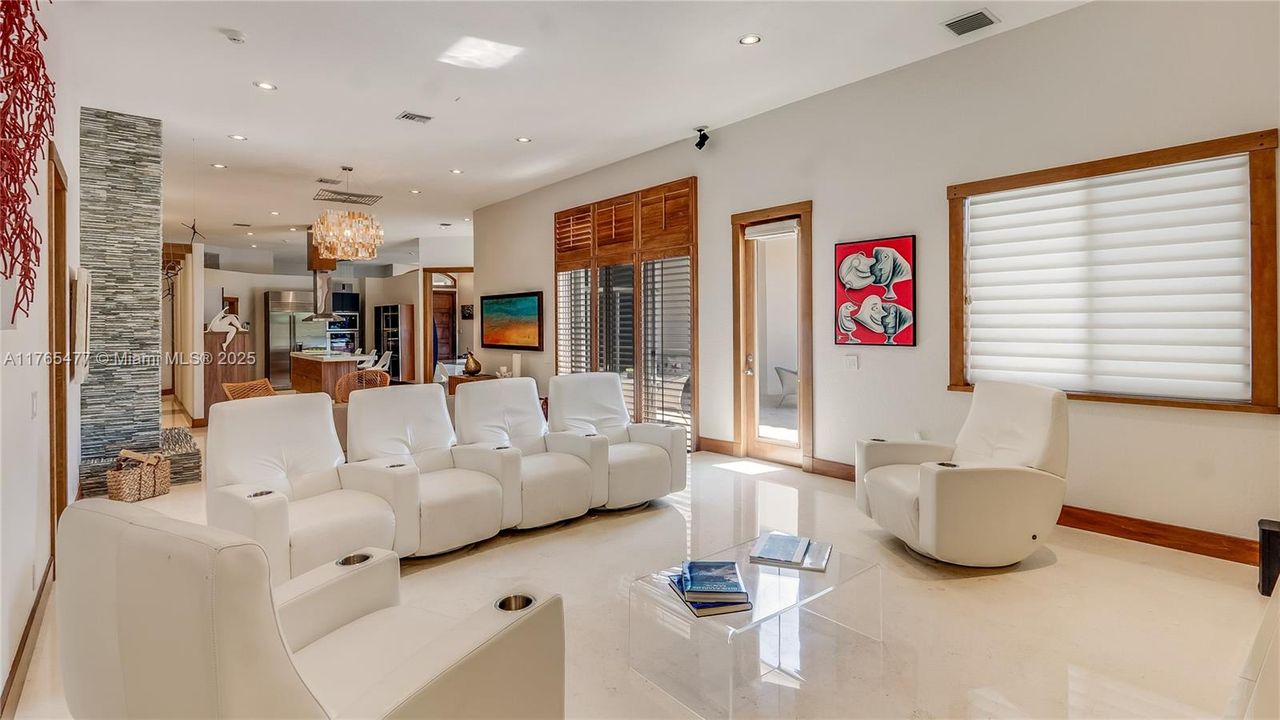 Vendido Recientemente: $2,449,000 (6 camas, 4 baños, 4207 Pies cuadrados)