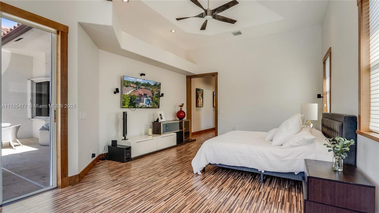 Vendido Recientemente: $2,449,000 (6 camas, 4 baños, 4207 Pies cuadrados)