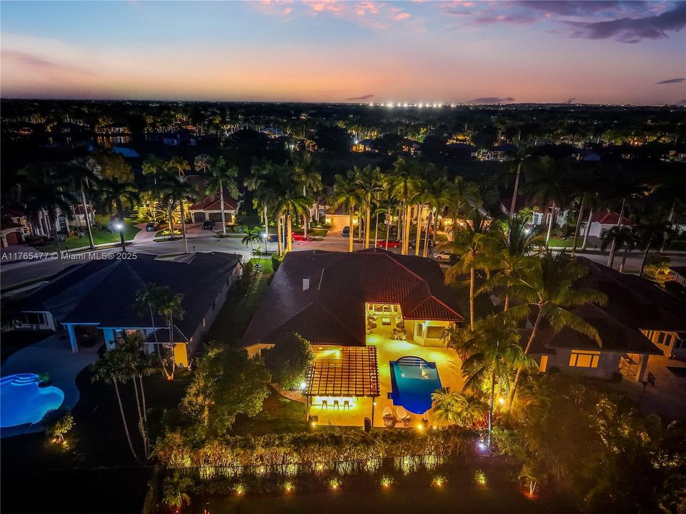 Vendido Recientemente: $2,449,000 (6 camas, 4 baños, 4207 Pies cuadrados)