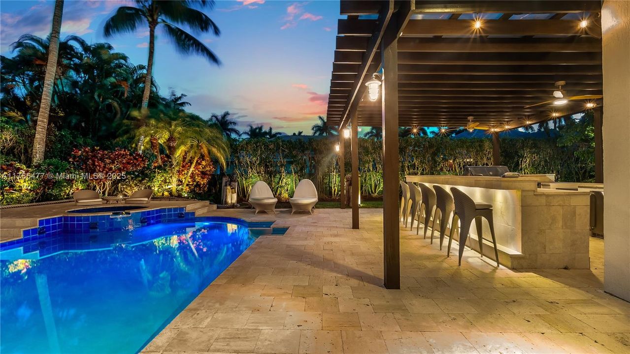 Vendido Recientemente: $2,449,000 (6 camas, 4 baños, 4207 Pies cuadrados)