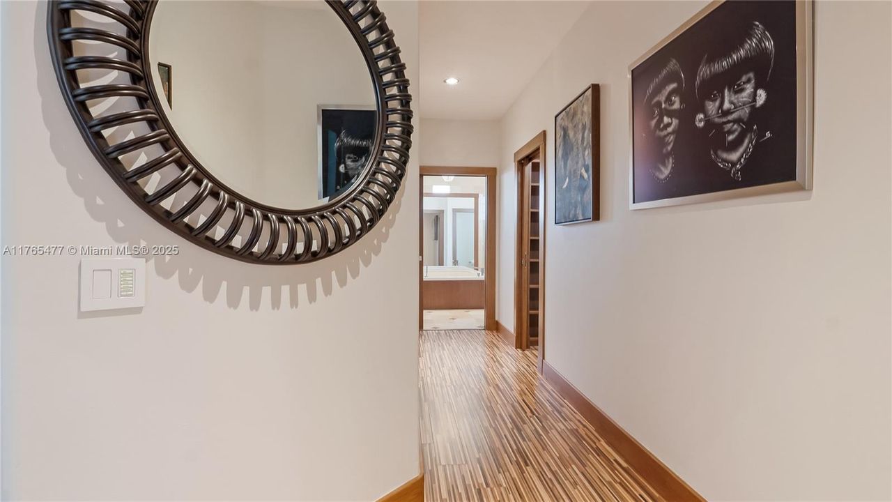 Vendido Recientemente: $2,449,000 (6 camas, 4 baños, 4207 Pies cuadrados)