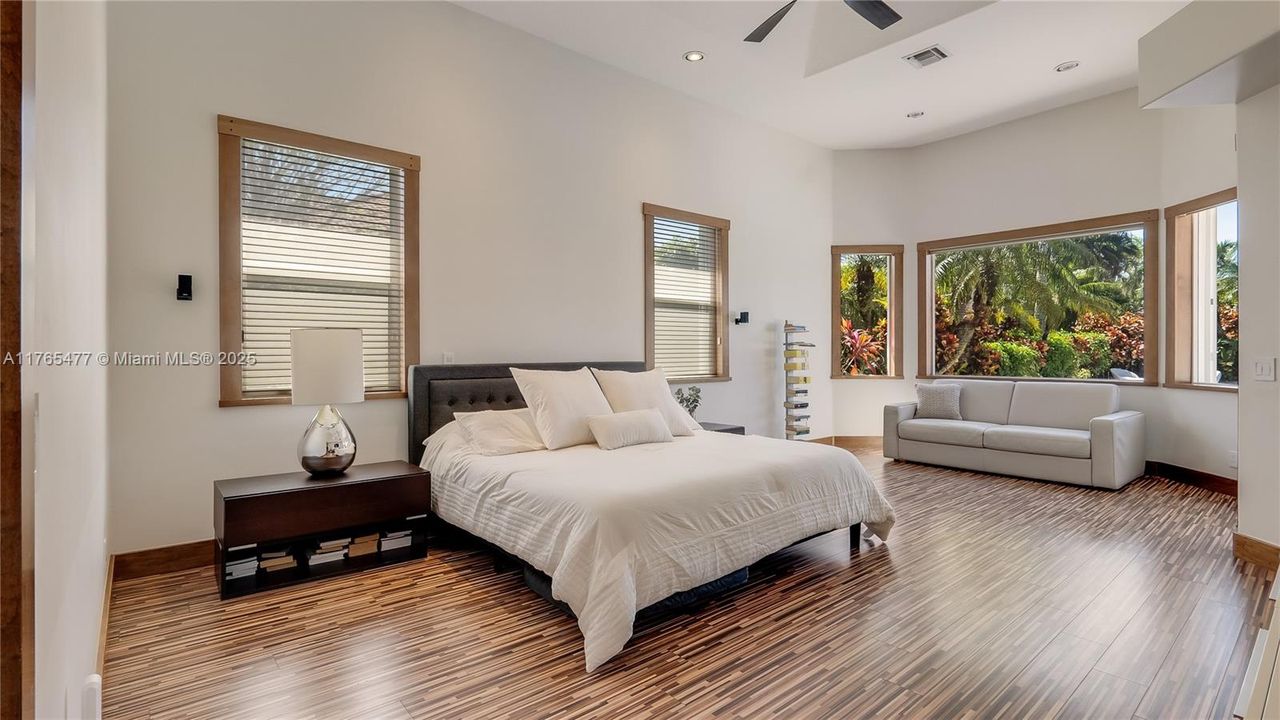 Vendido Recientemente: $2,449,000 (6 camas, 4 baños, 4207 Pies cuadrados)